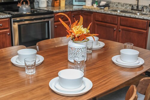 Vette City! 4 Beds/4 Baths + 2 King Beds | BG, KY