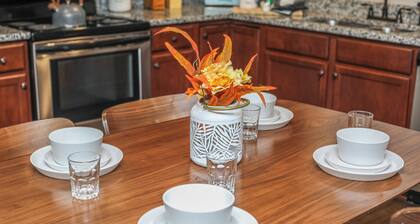 Vette City! 4 Beds/4 Baths + 2 King Beds | BG, KY