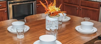 Vette City! 4 Beds/4 Baths + 2 King Beds | BG, KY