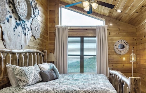 Pet Friendly|Private Indoor Pool| Wi-Fi|Game Room