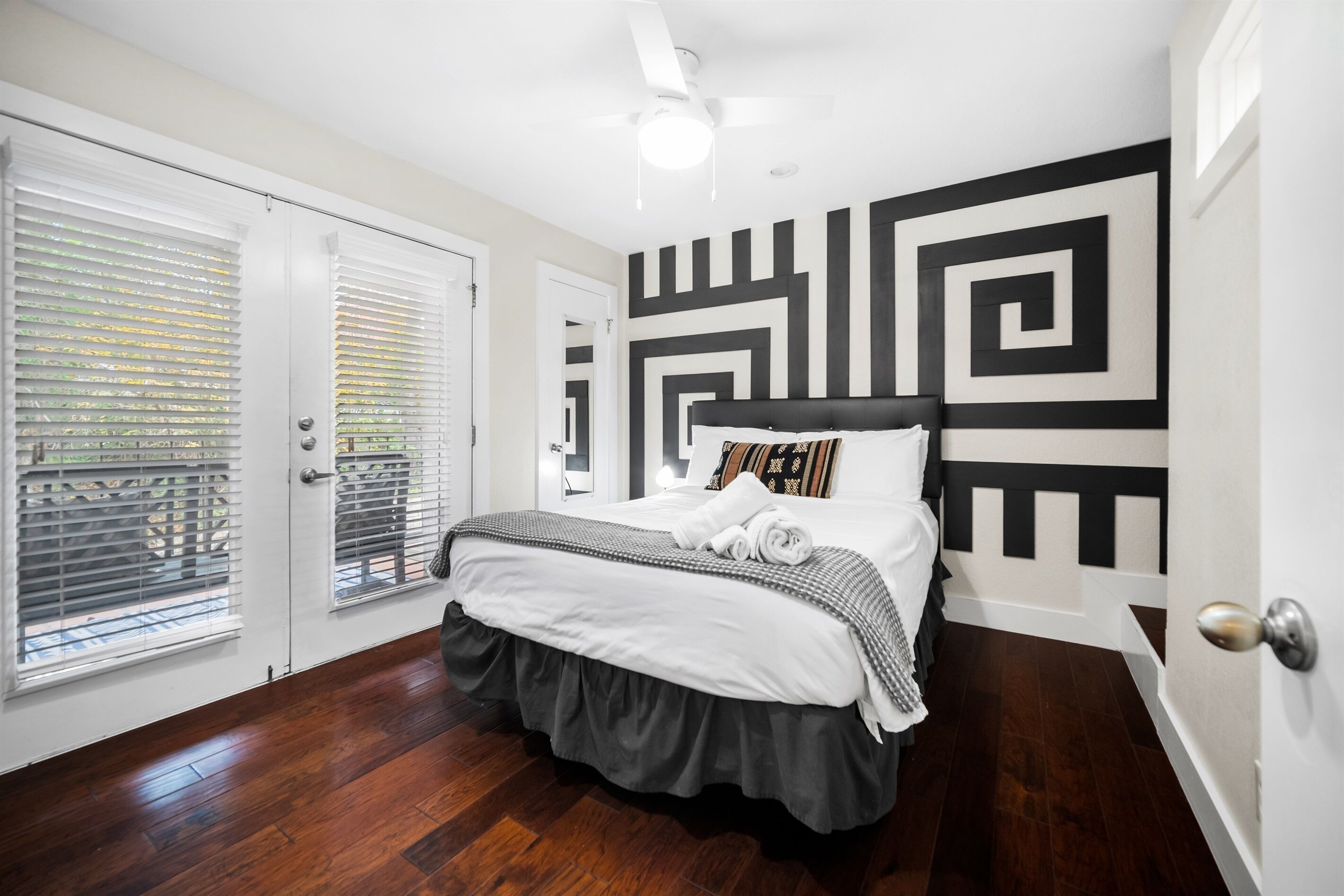 2 Schlafzimmer, Schreibtisch, Bügeleisen/Bügelbrett, Reisekinderbett