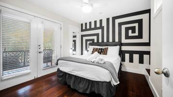 2 slaapkamers, een bureau, een strijkplank/strijkijzer, reisbedje