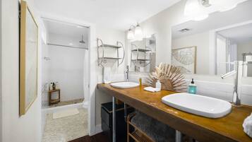 Een douche, een haardroger, handdoeken