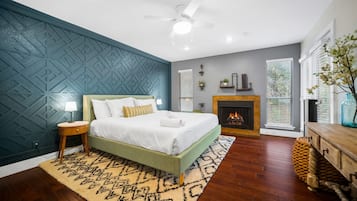 2 habitaciones, escritorio y tabla de planchar con plancha