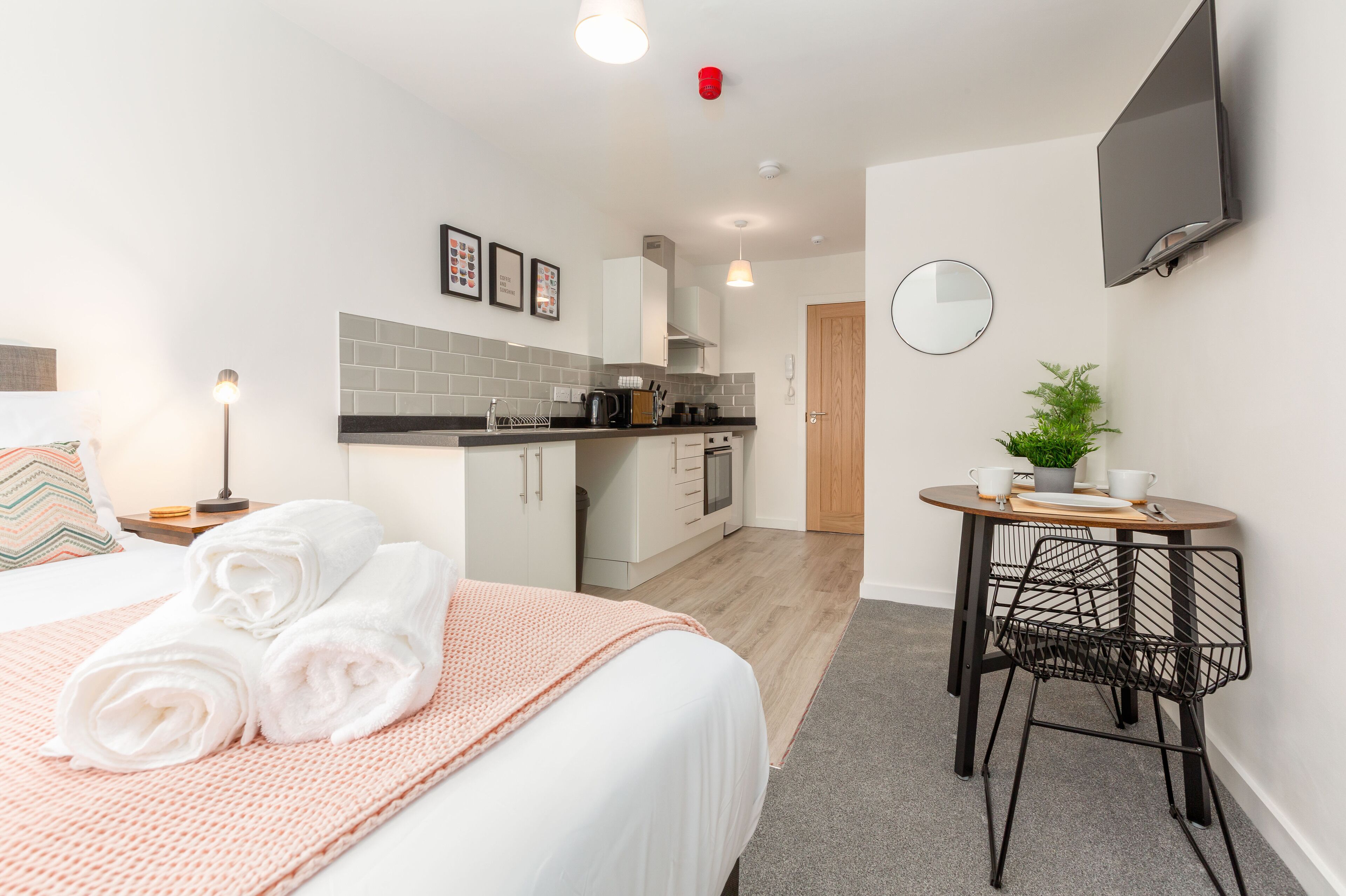 Escritorio, tabla de planchar con plancha, wifi gratis y ropa de cama 