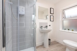 Shower, hair dryer, towels, soap - Modern Studio, Sleeps 2, Central Location (Blackpool)