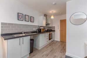 Fridge, microwave, oven, stovetop - Modern Studio, Sleeps 2, Central Location (Blackpool)