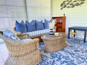 Smart-TV, Kamin, Bücher, Computerbildschirme