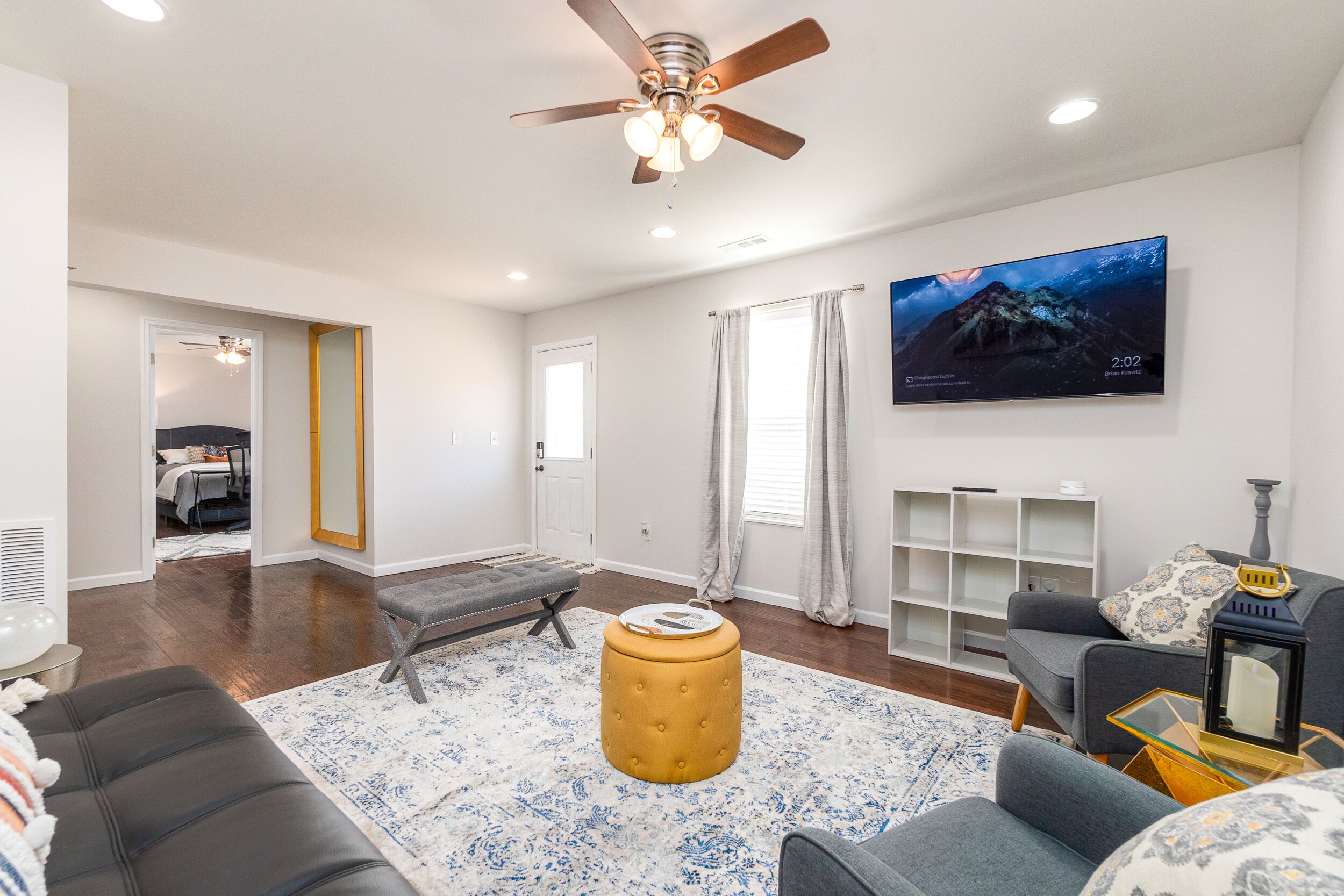 Luxe suite w/ a ★Full Kitchen★ Private Entrance ★Netflix ★W/D