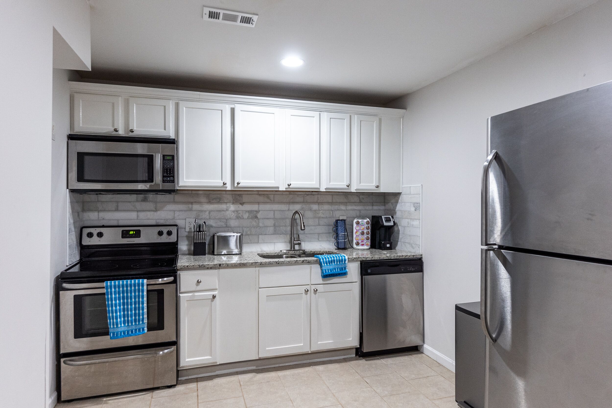 Luxe suite w/ a ★Full Kitchen★ Private Entrance ★Netflix ★W/D