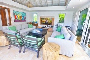 Una Smart TV, una chimenea, una mesa de tenis de mesa, libros