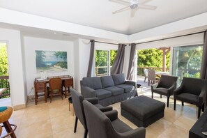 Smart-TV, Kamin, Tischtennisplatte, Bücher