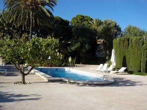 Una piscina al aire libre de temporada