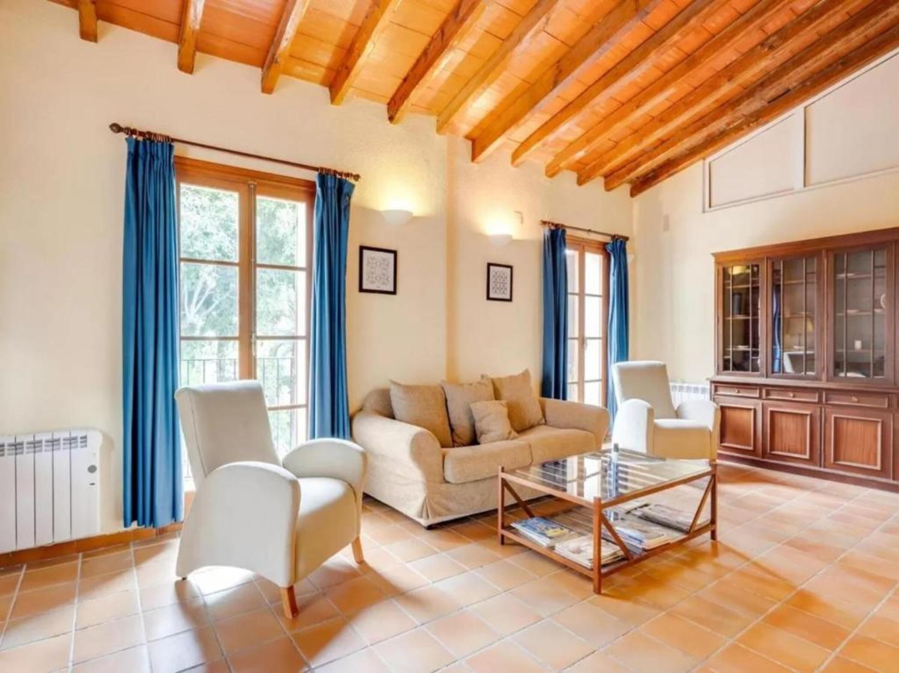 تلفزيون بشاشة مسطحة بحجم 25-بوصة يعرض قنوات تلفزيونية رقمية، تلفزيون