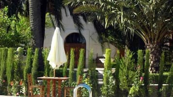 Una piscina al aire libre de temporada
