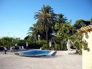Una piscina al aire libre de temporada