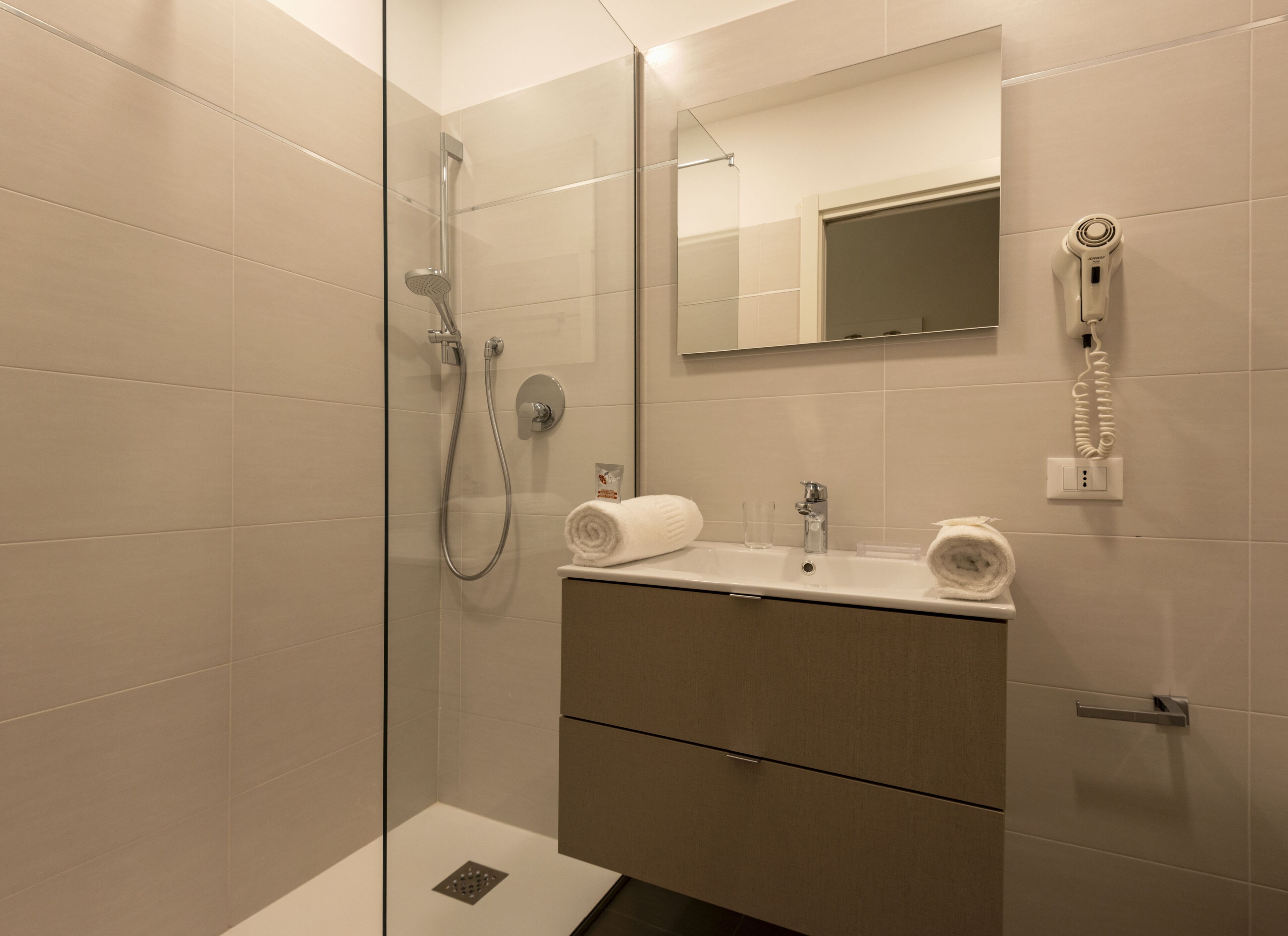Habitación individual estándar | Baño | Regadera, secadora de cabello, toallas, jabón 