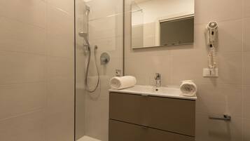 Habitación individual estándar | Baño | Regadera, secadora de cabello, toallas, jabón