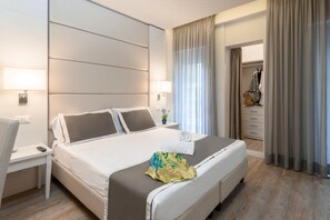 Chambre Quadruple Familiale | Coffres-forts dans les chambres, bureau, Wi-Fi gratuit, draps fournis