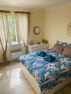 6 bedrooms, iron/ironing board, travel crib, free WiFi - Air-conditioned family home with swimming pool, near L'Isle-sur-la-Sorgue (Lagnes)