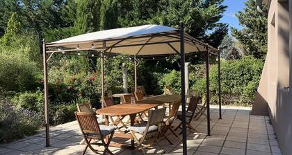 Air-conditioned family home with swimming pool, near L'Isle-sur-la-Sorgue