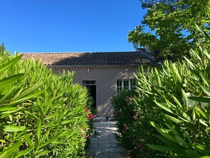 Property grounds - Air-conditioned family home with swimming pool, near L'Isle-sur-la-Sorgue (Lagnes)