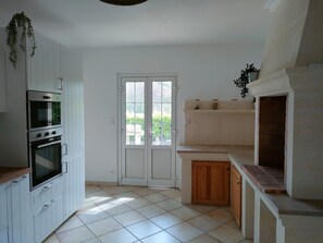 Fridge, microwave, oven, stovetop - Air-conditioned family home with swimming pool, near L'Isle-sur-la-Sorgue (Lagnes)