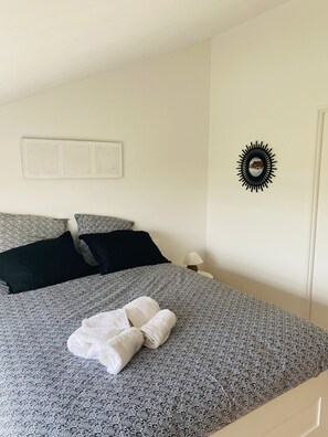 6 bedrooms, iron/ironing board, travel cot, free WiFi - Air-conditioned family home with swimming pool, near L'Isle-sur-la-Sorgue  (Lagnes)