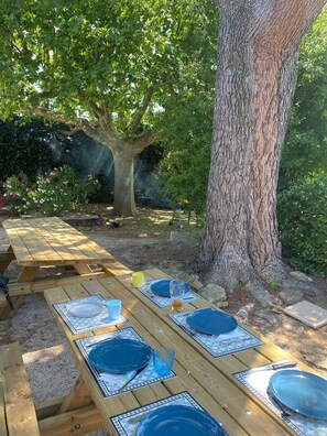 Outdoor dining - Air-conditioned family home with swimming pool, near L'Isle-sur-la-Sorgue  (Lagnes)