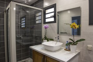 Ducha, secador de pelo, toallas, jabón