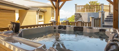 Bañera de hidromasaje al aire libre