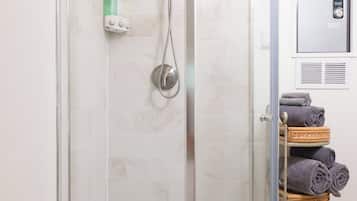 Douche, sĂšche-cheveux, serviettes fournies, savon