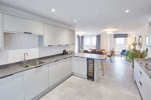 雪櫃、微波爐、焗爐、爐具