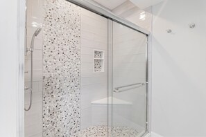 Badewanne, Haartrockner, Handtücher, Seife