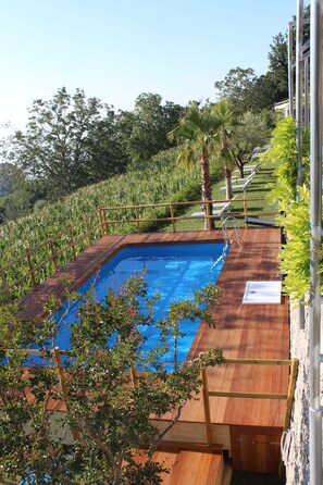 Piscine extérieure (ouverte en saison), parasols de plage