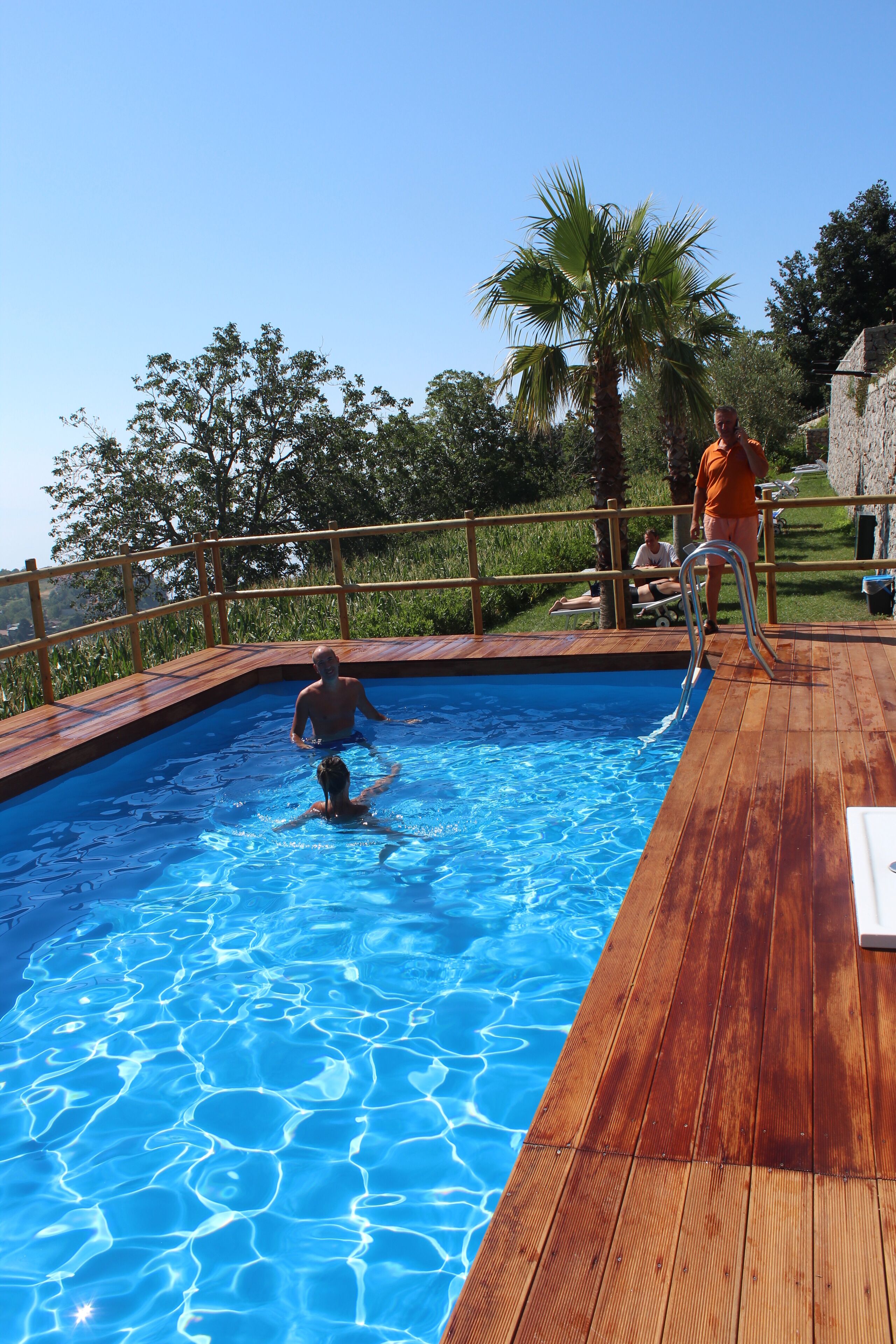 Piscina externa sazonal, funciona das 7h30 às 20h, guarda-sóis