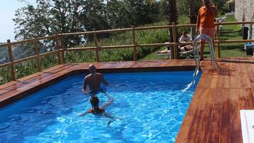 Piscina externa sazonal, funciona das 7h30 às 20h, guarda-sóis