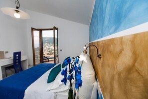 Camera panoramica con letto matrimoniale o 2 letti singoli, balcone, vista mare | Biancheria da letto di alta qualità, copriletto in piuma