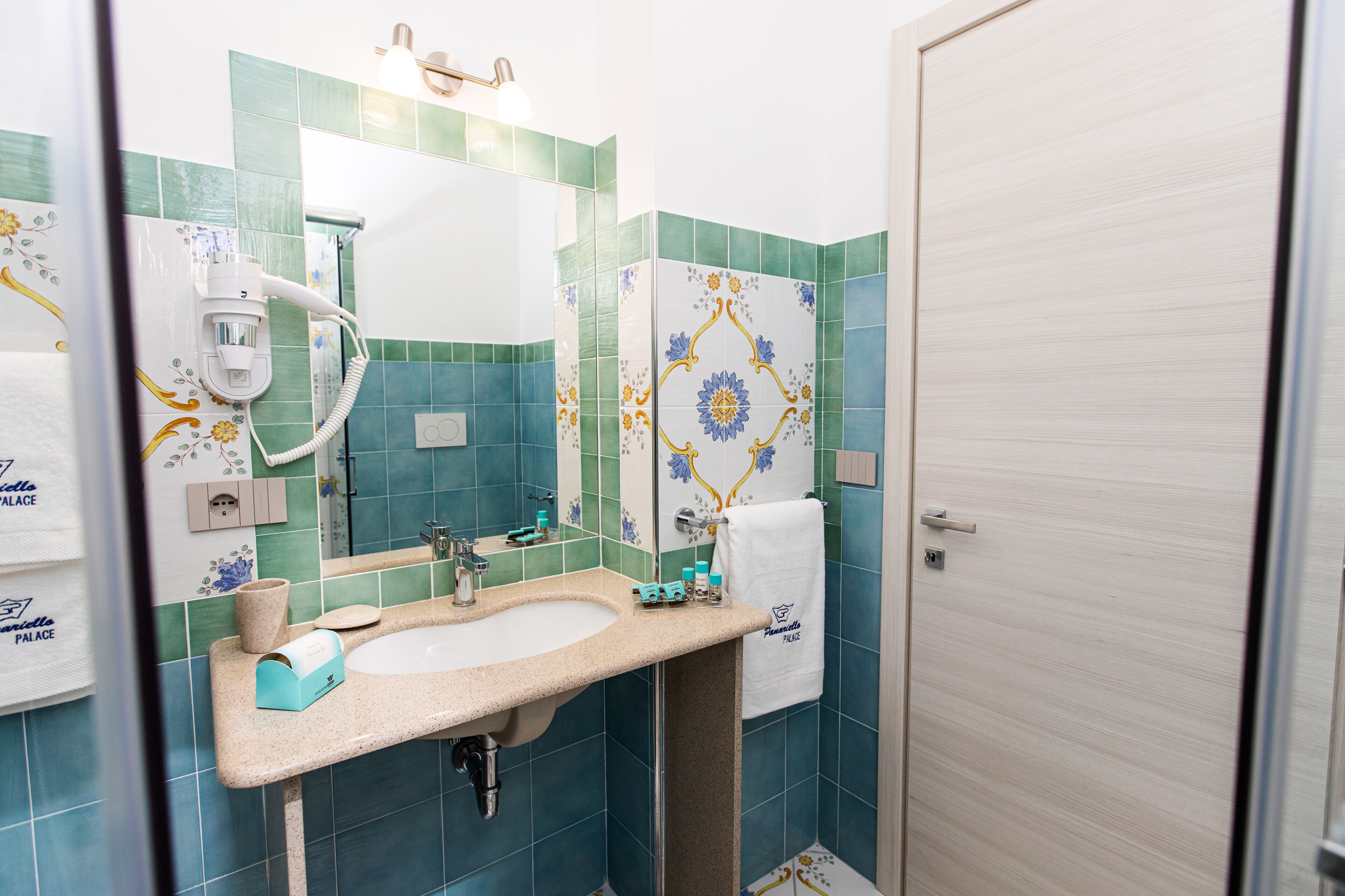 Ein Badezimmer mit Waschbecken, Spiegel und Handtuchhalter.