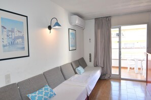 Interior - Charming studio for rent in Roses, Costa Brava! 400 meters from the beach, capacity for 4 people, terrace, equipped kitchen. Book now! (Roses)