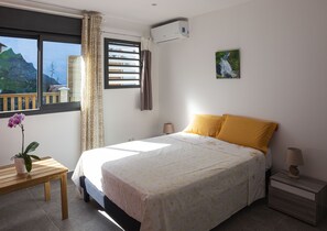 2 habitaciones, escritorio, tabla de planchar con plancha y wifi gratis 