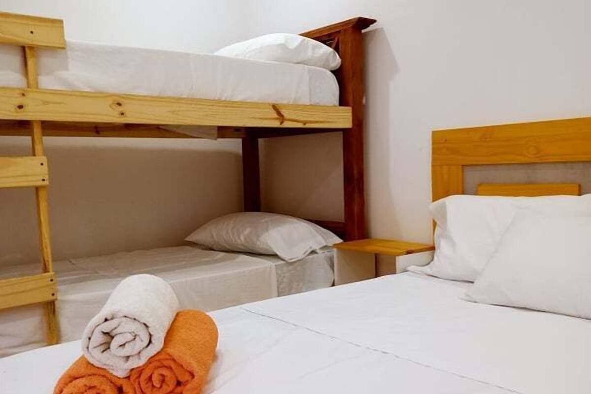 Habitación cuádruple clásica | Minibar, decoración personalizada, muebles diferentes y wifi gratis