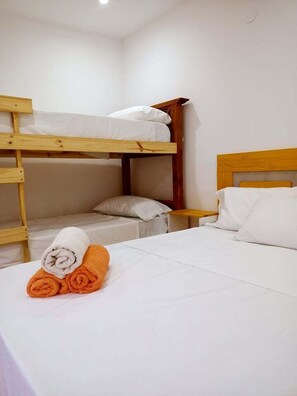 Habitación cuádruple clásica | Minibar, decoración personalizada, muebles diferentes y wifi gratis 