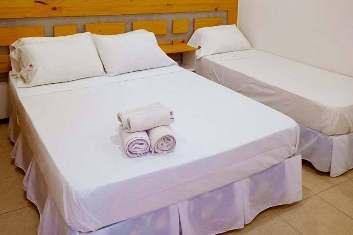 Habitación triple clásica | Minibar, decoración personalizada, muebles diferentes y wifi gratis