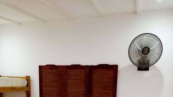 Minibar, decoración personalizada, muebles diferentes y wifi gratis