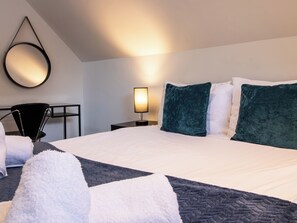 3 bedrooms, iron/ironing board, free WiFi - School Path Ironbridge Home with Rear Terrace (Ironbridge)