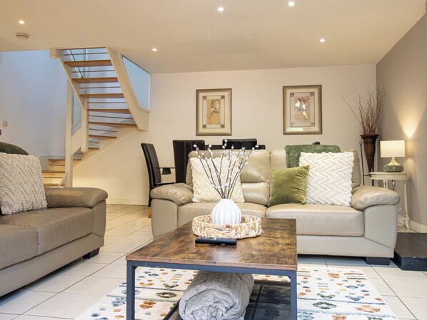 Smart TV - School Path Ironbridge Home with Rear Terrace (Ironbridge)