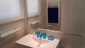 Douche, sèche-cheveux, serviettes fournies