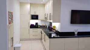 Een koelkast, een microgolfoven, een oven, een kookplaat