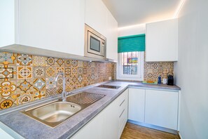 Frigorífic, microones, placa de cuina i cafetera i tetera